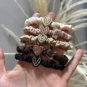 set de scrunchies con corazón